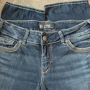 Silvers mid rise Capri jeans. Size 30.